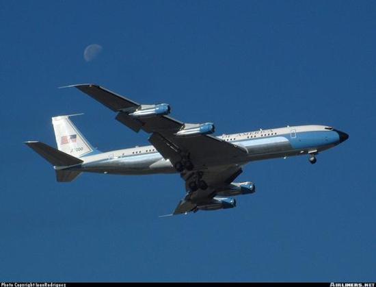 在波音747之前，美國總統(tǒng)專機(jī)是波音707，圖為里根的波音707-353B型“空軍一號”專機(jī)