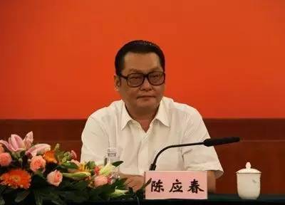 ｜點(diǎn)評(píng)｜ 有媒體梳理出，去年10月在家墜亡的國信證券原總裁陳鴻橋，其任職經(jīng)歷與陳應(yīng)春多有交集。2011年，因受賄罪獲刑7年的深圳市金融辦原主任李林，其任職期間的直接上司正是陳應(yīng)春。但目前并無消息顯示，這些事件存在直接關(guān)聯(lián)。